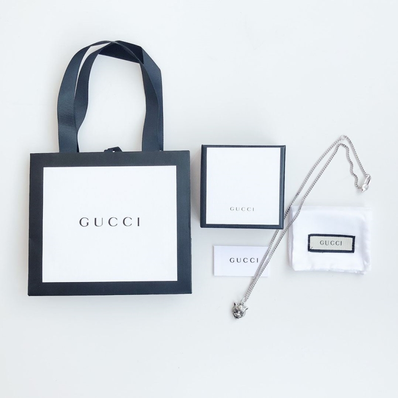 G*u*i necklaces